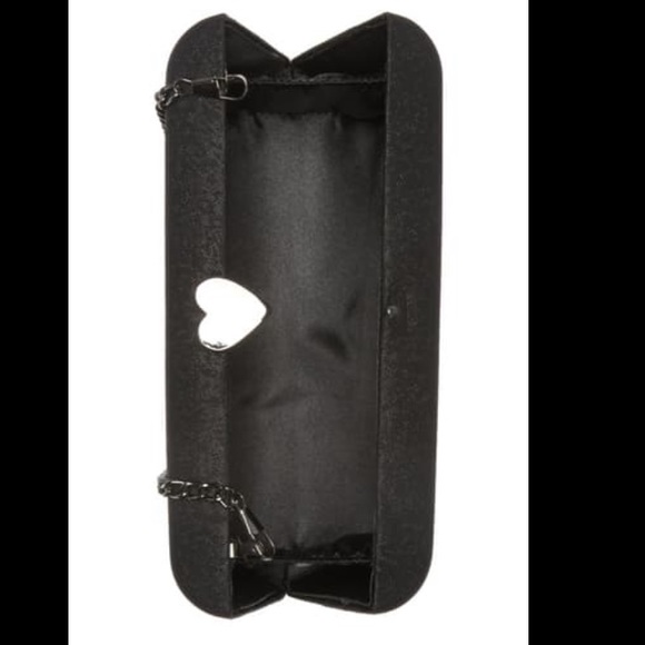 🦋Metallic clutch with heart closure🦋 - Picture 1 of 2